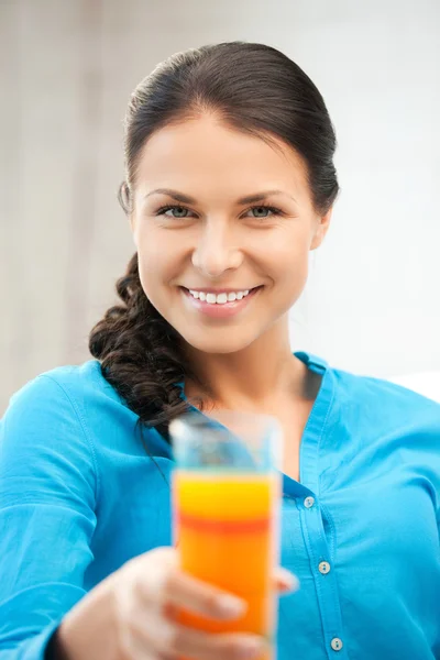 Bella donna con bicchiere di succo di frutta — Foto Stock