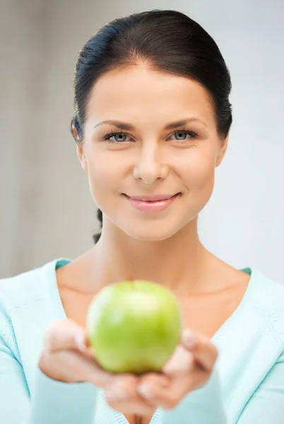 Szép háziasszony, zöld almával — Stock Fotó