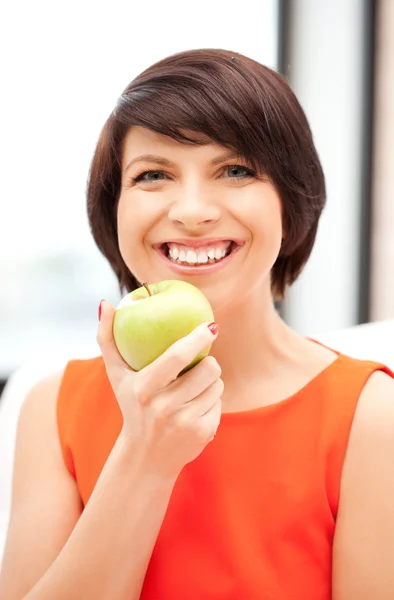 Krásná žena v domácnosti s zelené jablko — Stock fotografie