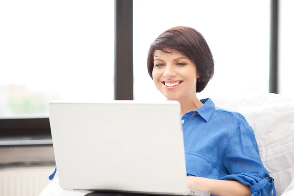 Ευτυχισμένη γυναίκα με φορητό υπολογιστή — Φωτογραφία Αρχείου