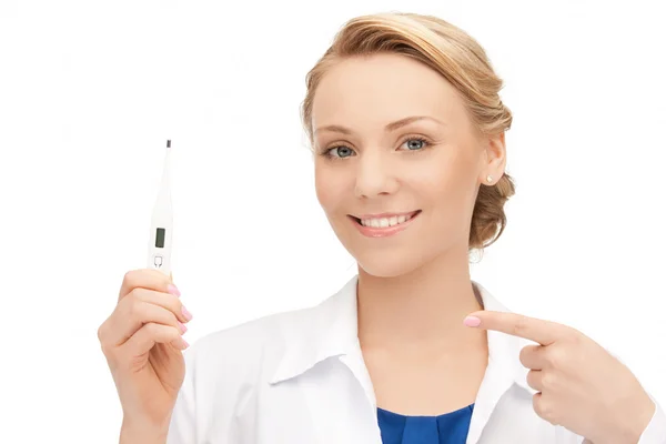 Attraktiva kvinnliga läkare med termometer — Stockfoto
