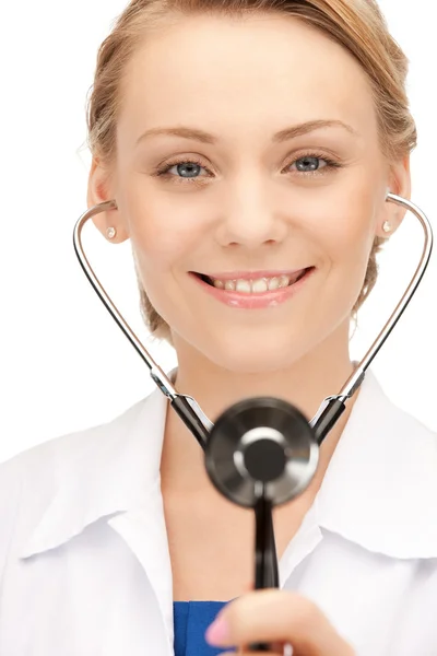Médica atraente com estetoscópio — Fotografia de Stock