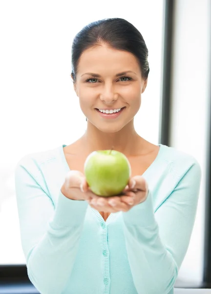 Härliga hemmafru med grönt äpple — Stockfoto