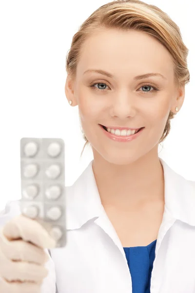 Atractivo médico femenino con pastillas — Foto de Stock