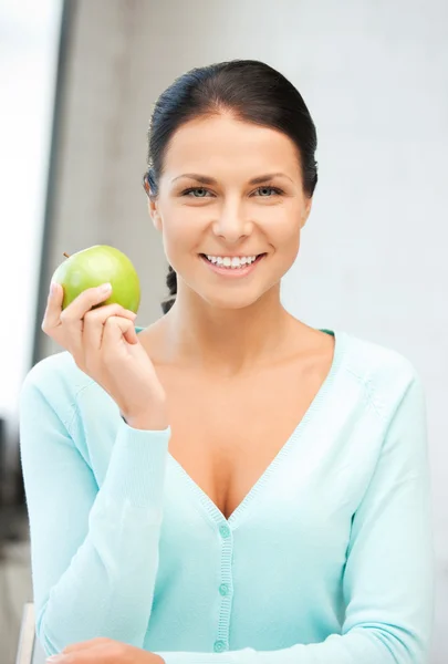 Belle femme au foyer avec pomme verte — Photo