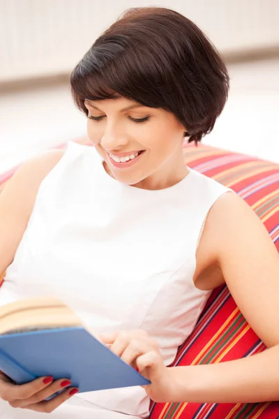 Gelukkig en lachende vrouw met boek — Stockfoto