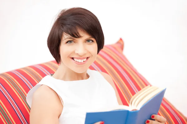 Donna felice e sorridente con libro — Foto Stock