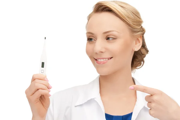 Aantrekkelijke vrouwelijke arts met thermometer — Stockfoto