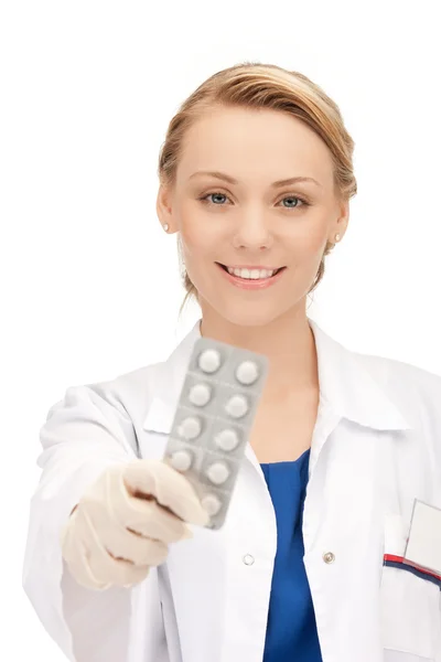 Привлекательная женщина-врач с таблетками — стоковое фото