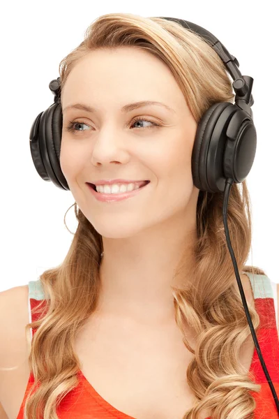 Glückliches Teenager-Mädchen mit großen Kopfhörern — Stockfoto