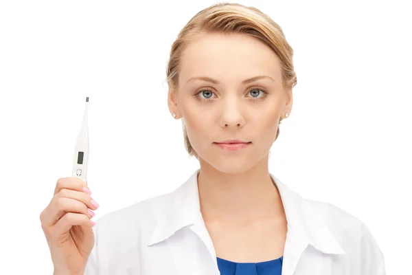 Atrakcyjna kobieta lekarz z termometrem — Zdjęcie stockowe