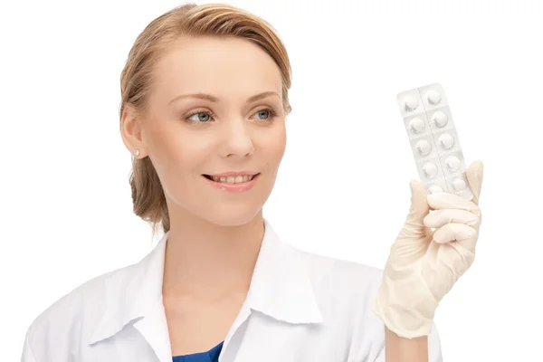 Attrayant médecin féminin avec des pilules — Photo