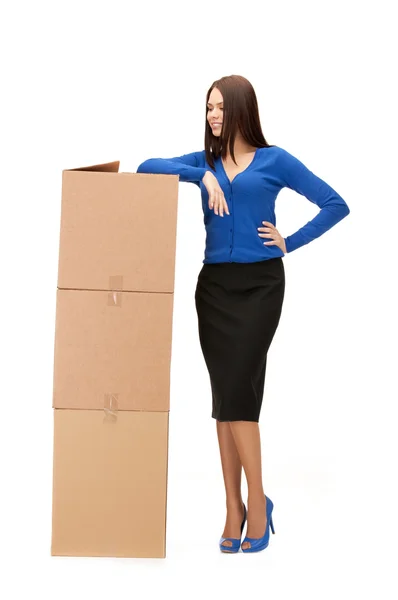 Attraktiva affärskvinna med stora lådor — Stockfoto