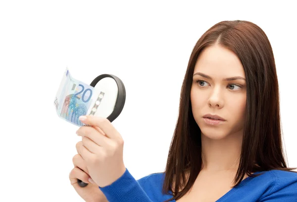 Kvinna med förstoringsglas och euro i kontanter — Stockfoto