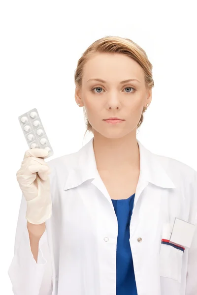 Atractivo médico femenino con pastillas — Foto de Stock