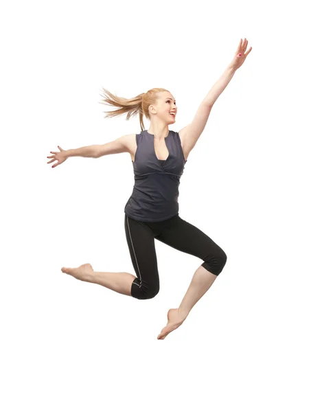 Прыгающая спортивная девушка — стоковое фото
