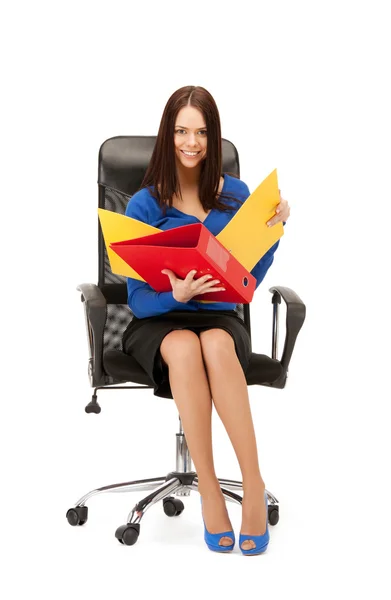Junge Geschäftsfrau mit Ordnern sitzt im Stuhl — Stockfoto