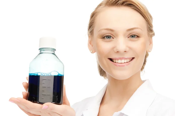 Travailleur de laboratoire tenant la bouteille avec du liquide bleu — Photo
