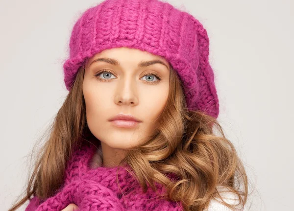 Kış şapkalı güzel kadın — Stok fotoğraf