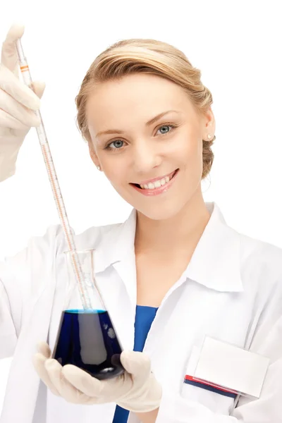Trabajador de laboratorio sosteniendo tubo de ensayo — Foto de Stock