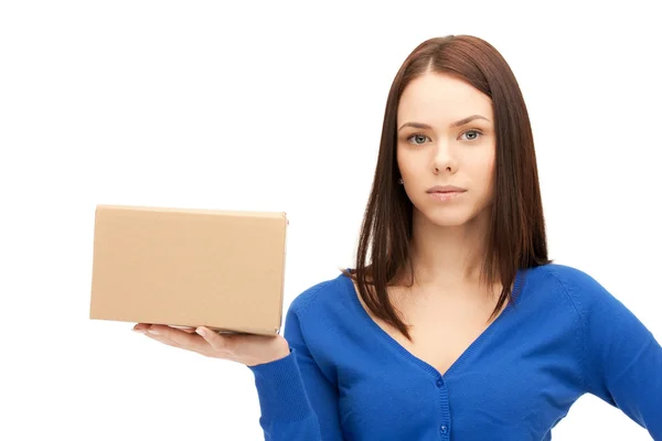Atraktivní podnikatelka s krabici — Stock fotografie
