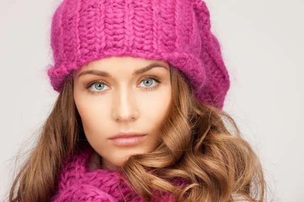 Belle femme en chapeau d'hiver — Photo