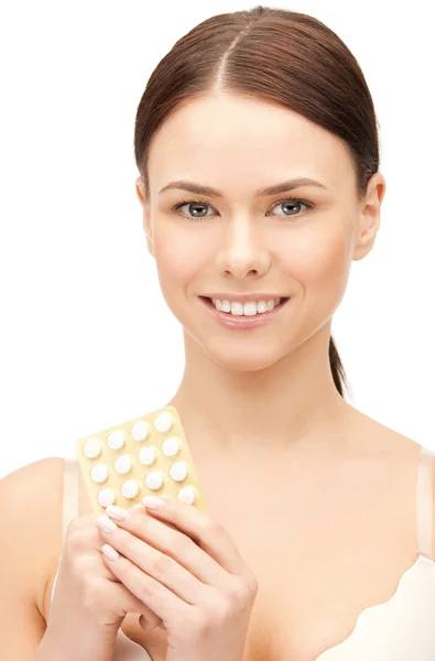 Молодая красивая женщина с таблетками — стоковое фото