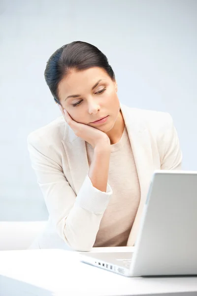 Töprengő nő laptop számítógép — Stock Fotó