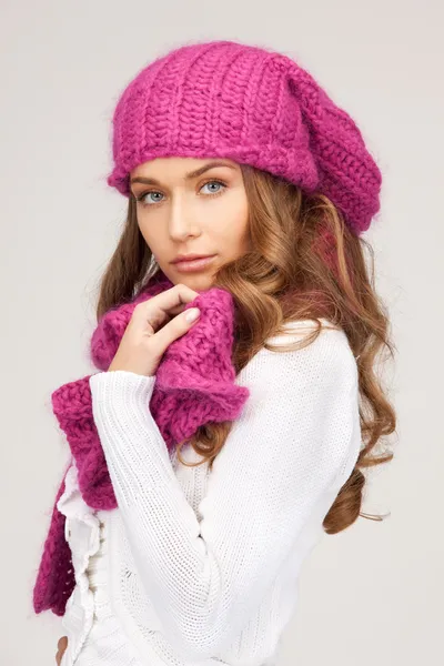 Belle femme en chapeau d'hiver — Photo