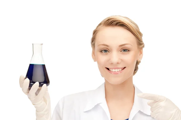 Laborangestellte hält Reagenzglas hoch — Stockfoto