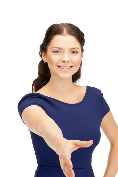 Женщина с открытой рукой, готовая к рукопожатию — стоковое фото