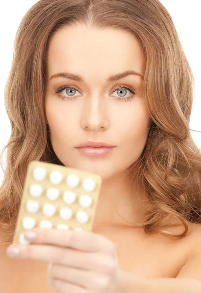 Jonge mooie vrouw met pillen — Stockfoto