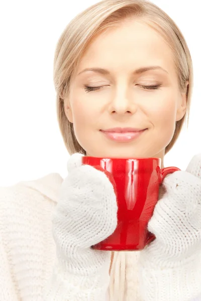 Kobieta z kubek czerwony — Zdjęcie stockowe