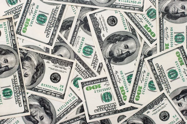 Стопка американских долларов, изолированных на белом . — стоковое фото