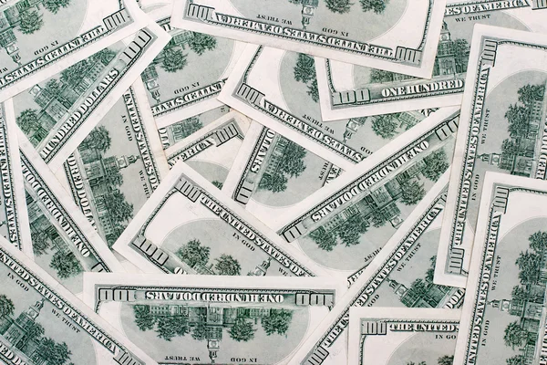 Stapel amerikanischer Dollars isoliert auf weiß. — Stockfoto