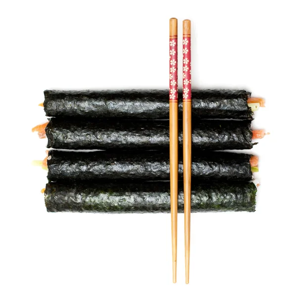 Sushi et baguettes sur fond blanc — Photo