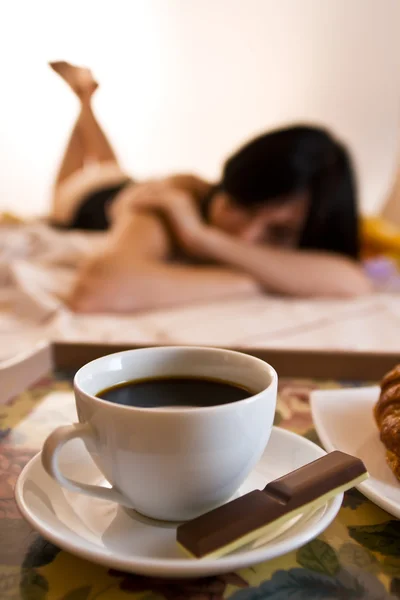 Кофейная чашка, шоколад и женщина, с небольшим фокусом — стоковое фото