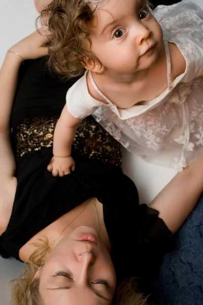 Menina bebê brincando com a mãe — Fotografia de Stock