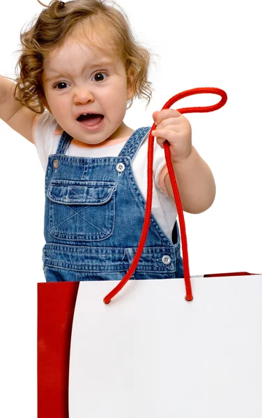 Baby flicka i papperspåse, isolerade — Stockfoto