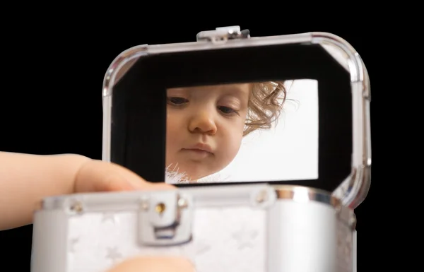 Noworodek odbicie w lustrze, na białym tle — Zdjęcie stockowe