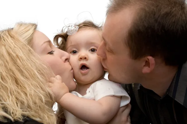 Pais beijando bebê menina, isolado — Fotografia de Stock