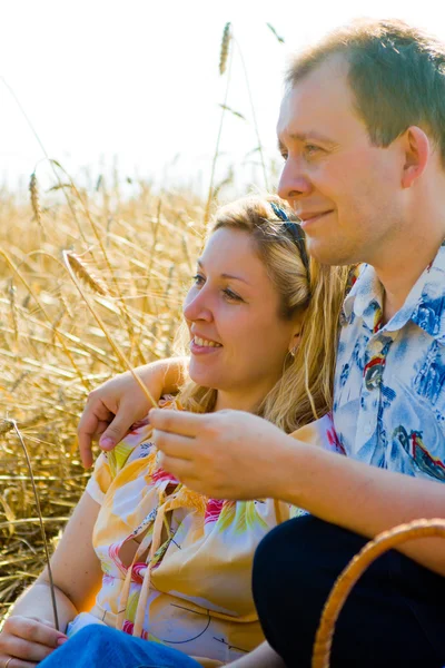 Casal amoroso atraente no campo de trigo — Fotografia de Stock