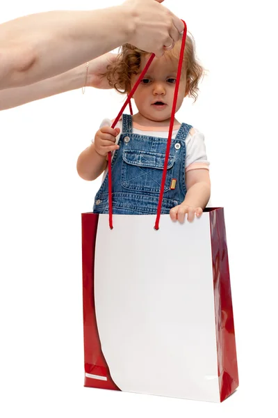 Mani adulte che trasportano la bambina in un sacchetto di carta — Foto Stock