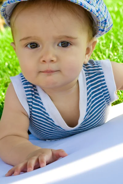 Babyportrett på gresset – stockfoto