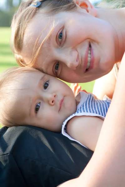 母亲和婴儿的画像 — 图库照片