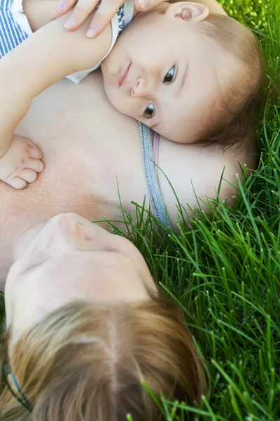 Baby lying on mummy shoulder — Stok fotoğraf