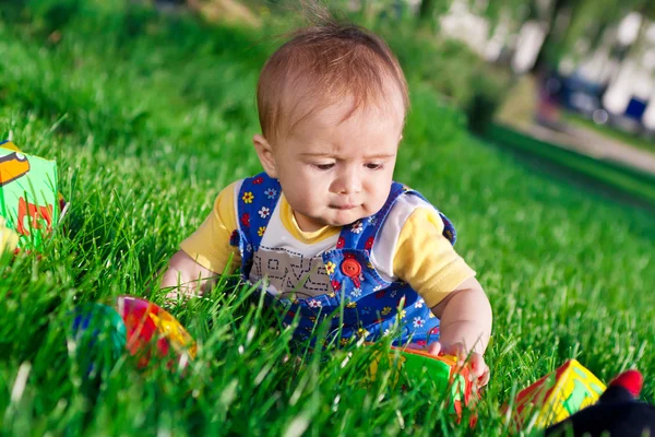 Baby girl in the grass — Stok fotoğraf