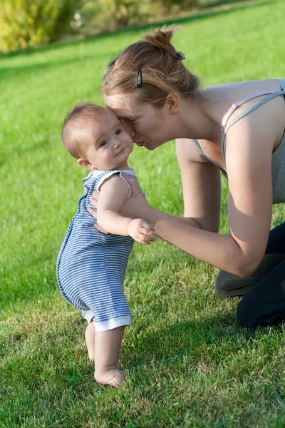 Moeder spelen met baby meisje — Stockfoto