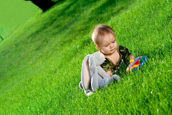 Baby meisje spelen met speelgoed — Stockfoto
