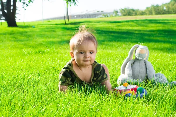 Bebé en la hierba —  Fotos de Stock